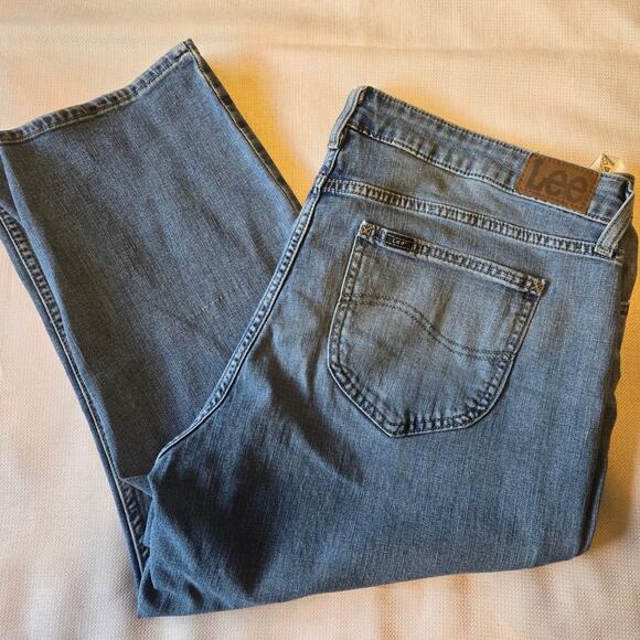 Women's LEE Midrise Regular Capri Fit Medium Wash Size 20 - Picture 1 of 6